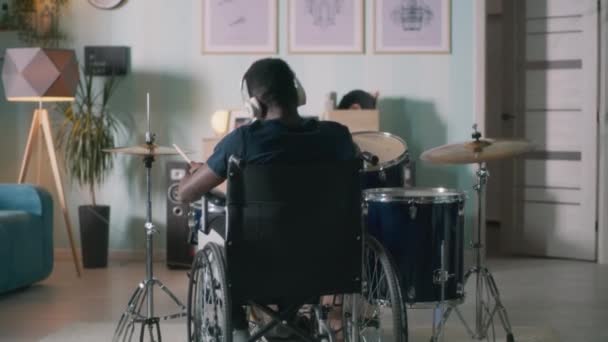 Baterista discapacitado irreconocible en el estudio en casa — Vídeos de Stock