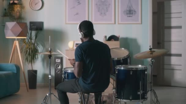 Černý bubeník nacvičuje doma — Stock video