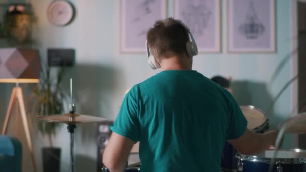 Anonym musiker spelar trummor hemma — Stockvideo