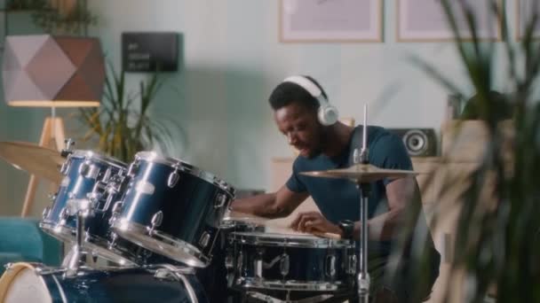 Black drummer playing energetic song — Stock Video