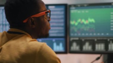 Siyah tüccar finansal verileri analiz ediyor