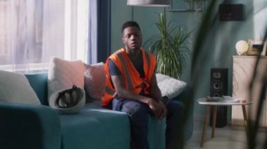 Depresyonda olan siyah işçi işe gidiyor.