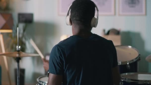 Schwarzer Mann spielt zu Hause Schlagzeug — Stockvideo
