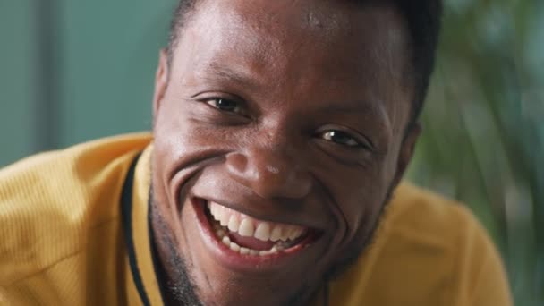 Africano americano hombre sonriendo para cámara — Vídeos de Stock