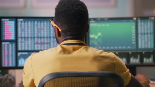 Afroamerikanischer Broker analysiert Charts — Stockvideo