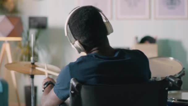 Anonymous black handicapped man playing drums — Stock Video