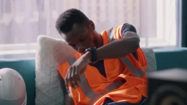 Yorgun Afrikalı Amerikalı müteahhit işe yürüyerek gidiyor.