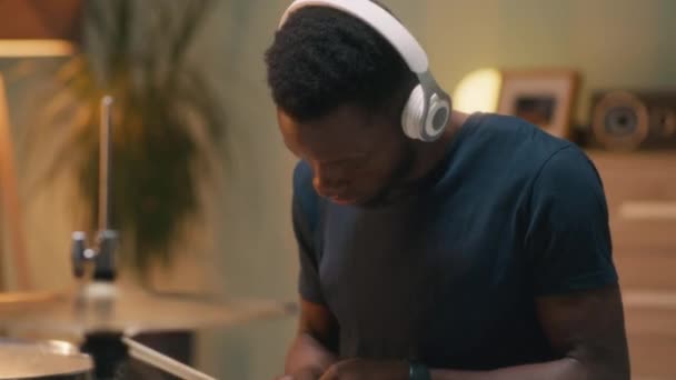 Davulda favori şarkıyı çalan siyah müzisyen — Stok video