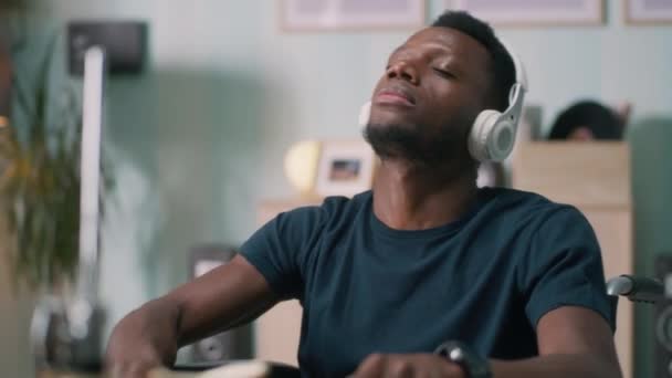 残疾黑人男子欣赏音乐和打鼓 — 图库视频影像