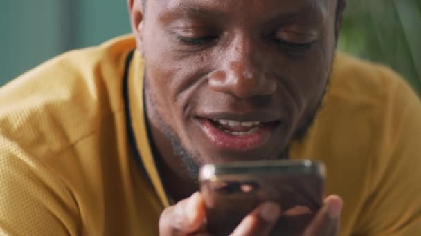 음성 메시지를 기록하는 흑인 — 비디오