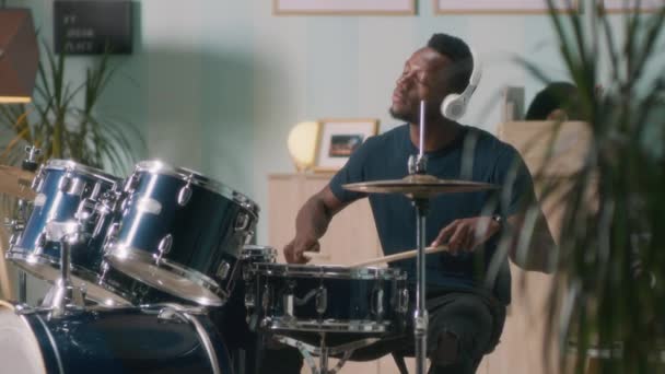 Black musician enjoying drum session — Stock Video