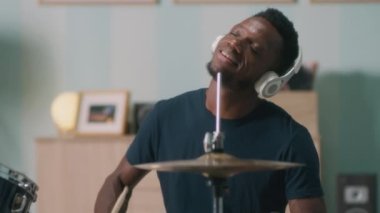 Mutlu siyah adam davul çalıyor