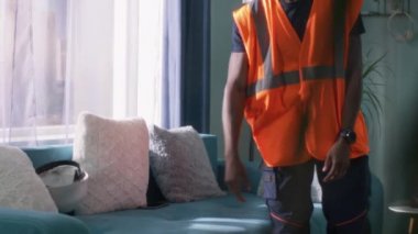 Siyah mühendis uykuya daldı.