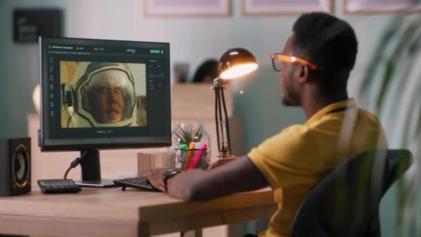 黑人男子在电脑上修改照片 — 图库视频影像