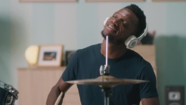 Χαρούμενος μαύρος που παίζει ντραμς — Αρχείο Βίντεο