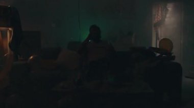 Parti boyunca alkol içen sakallı adam.