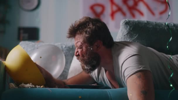 Homem bêbado acordando com o rosto no prato — Vídeo de Stock