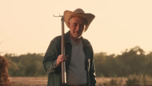 畑にピッチフォークを持つ農家 — ストック動画