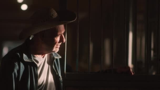 Farmář si sundá klobouk a podívá se do slunečního světla — Stock video