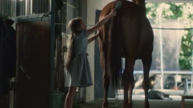 At kuyruğu tarayan kız