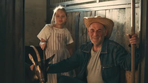 Farfar och barnbarn med get — Stockvideo
