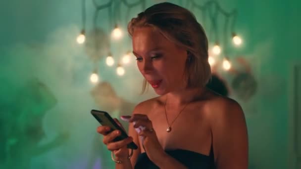 파티중에 음성 메시지를 보내는 여자 — 비디오