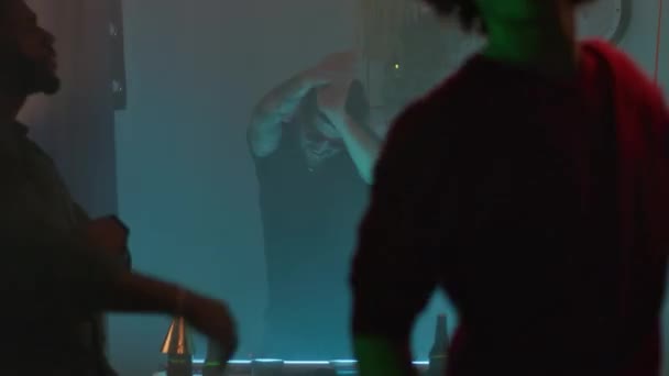 DJ bailando durante fiesta en casa — Vídeo de stock