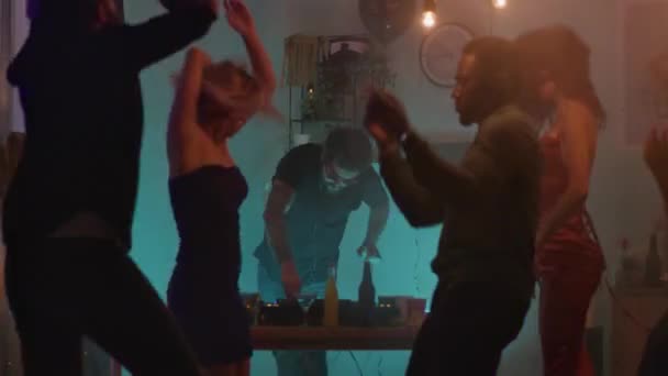 Menschen tanzen bei Party in der Nähe von DJ — Stockvideo