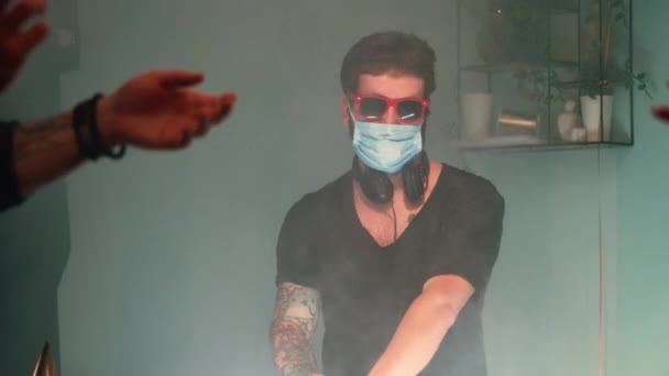 DJ w masce pracy podczas imprezy pandemicznej — Wideo stockowe