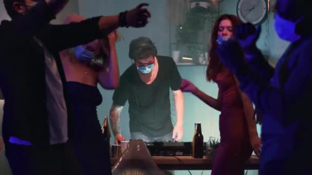 Les gens en masques dansent pendant la fête — Video