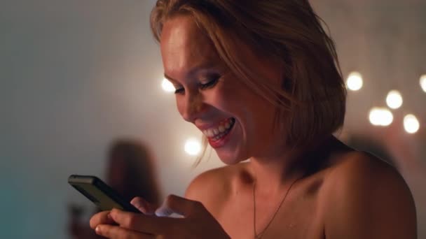 Mensagens femininas no smartphone durante a festa — Vídeo de Stock
