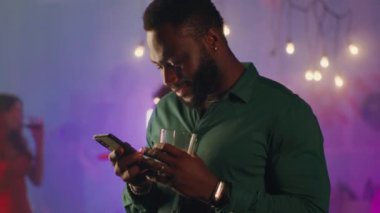 Siyahi erkeklerin parti sırasında mesajlaşmalarına sevindim.