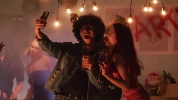Pareja joven tomando selfie durante la fiesta — Vídeo de stock