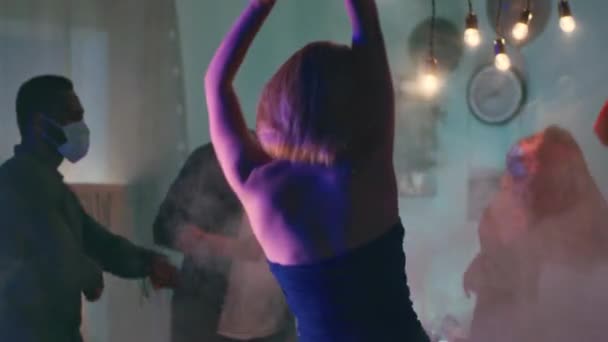 Vrouw dansend tijdens pandemisch feest — Stockvideo
