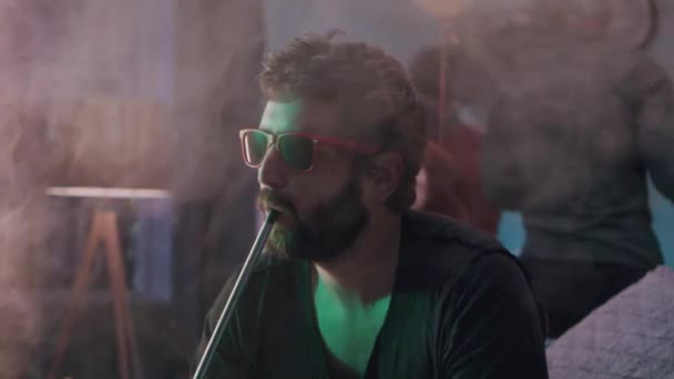 Pria berjenggot merokok selama pesta — Stok Video