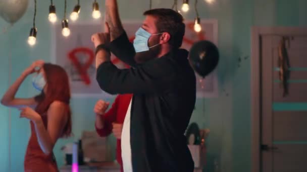 Man in masker dansen tijdens feest met vrienden — Stockvideo