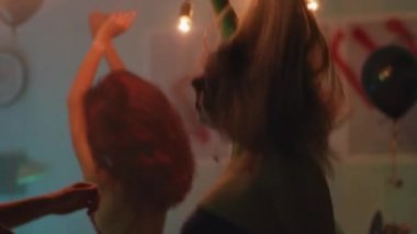 Gece dans eden kadın ve erkek