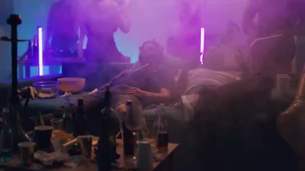 Dronken mannen aan het praten tijdens het nachtfeest — Stockvideo