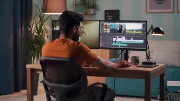 Indiska filmare som arbetar i vardagsrummet — Stockvideo