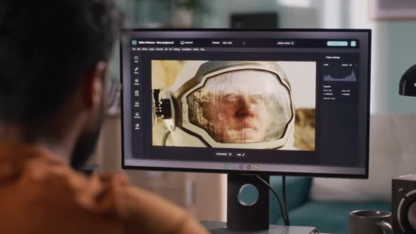 Kırpıcı adam bilgisayarda rötuş yazılımı kullanıyor — Stok video