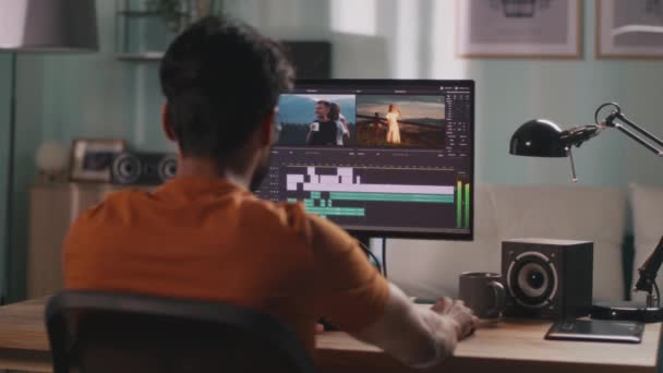 Man editing video on computer — Stock Video