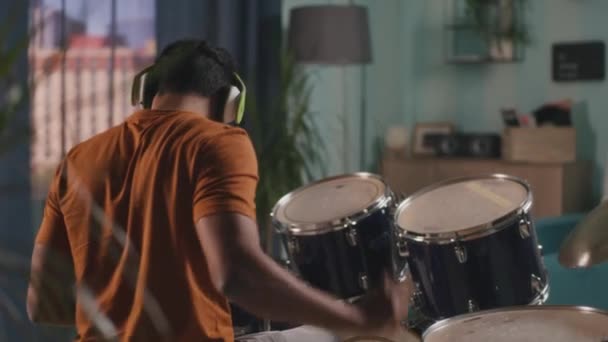Hombre indio tocando la batería en la noche — Vídeos de Stock