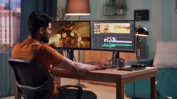 Indiase content maker editing video in de woonkamer — Stockvideo