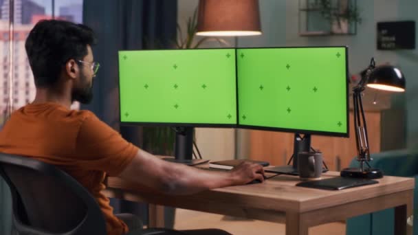 Hintli erkek tarama bilgisayarı evde — Stok video
