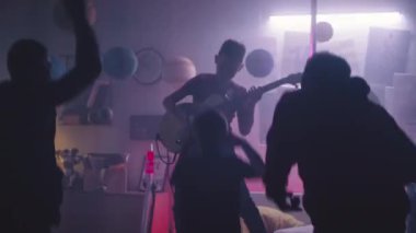 Aile konserinde eğleniyor.