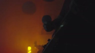Genç gitarist yatakta şarkı söylüyor.