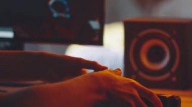 Anonim genç gece video oyunu oynuyor