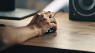 Tetikçiyi oynayan genç oyuncu