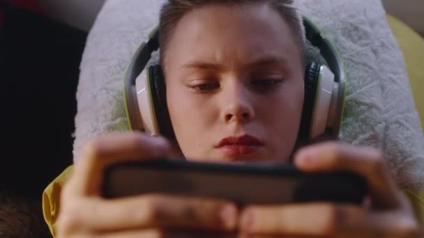 Tiener spelen spel op smartphone — Stockvideo