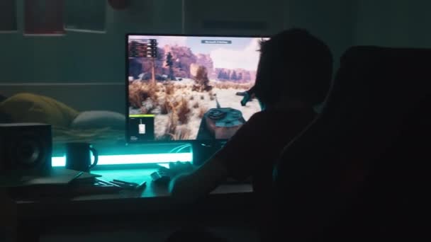 Adolescente gamer jugando tanques videojuego en la noche — Vídeos de Stock